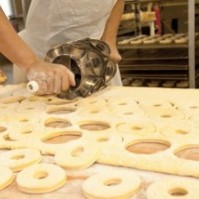 Donuts, Doughnuts og kleinuhringir. Hr er veri a gera kleinuhringina